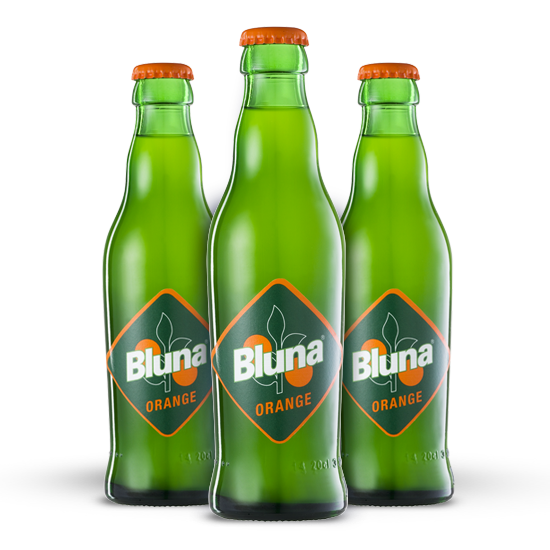 Bluna ist die Limo, die einfach ein bisschen anders ist, als andere Limos. Drei grüne Flaschen der Marke Bluna stehen nebeneinander.