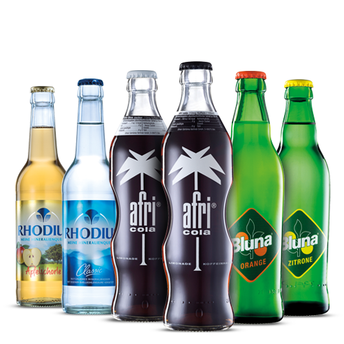Verschiedene Glasflaschen von RHODIUS, afri Cola und Bluna stehen nebeneinander.