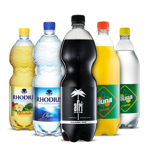 Verschiedene Petcycle-Flaschen mit 1 l von RHODIUS, afri Cola und Bluna stehen nebeneinander.
