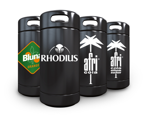Verschiedene Sorten von afri Cola, RHODIUS und Bluna in schwarzen Fässern stehen nebeneinander.